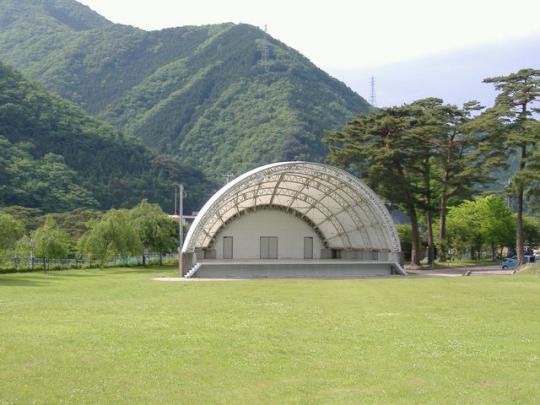 広々とした芝生を前にした鬼怒川公園野外ステージの写真