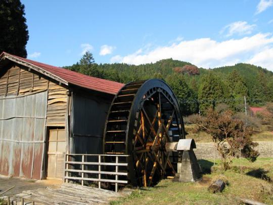 古く大きい水車小屋の写真