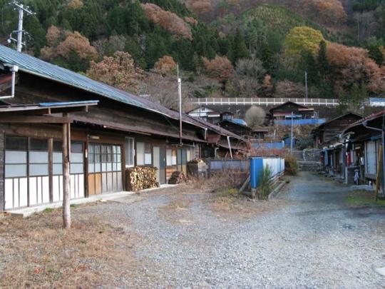 長屋が左右にあり、真ん中が砂利で覆われている写真