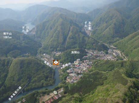 浅間山や鬼怒川に囲まれたキャンプ場の場所をロゴマークで示している写真