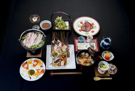 和洋様々な食べ物が色彩豊かに置かれた懐石料理の写真
