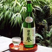 緑の瓶に大きく「日光誉」と書かれた渡邊佐平商店の純米吟醸日光誉の写真
