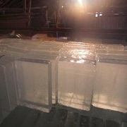 ライトアップされ氷が輝いてる、松月氷室の天然氷の写真