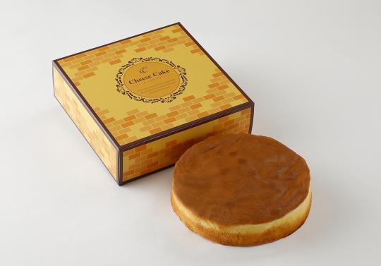 チーズケーキのパッケージの箱と箱から出した状態のチーズケーキの写真