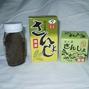 製品の入った瓶と、大小の製品の箱2箱が並べて置かれている阿部商店の山菜の製品写真