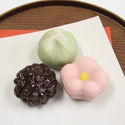3種類の和菓子が盛られた久埜の和菓子の写真