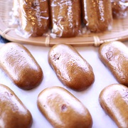 黒糖生地の俵型のおまんじゅうが並んだ松屋総本店の尊徳饅頭の写真