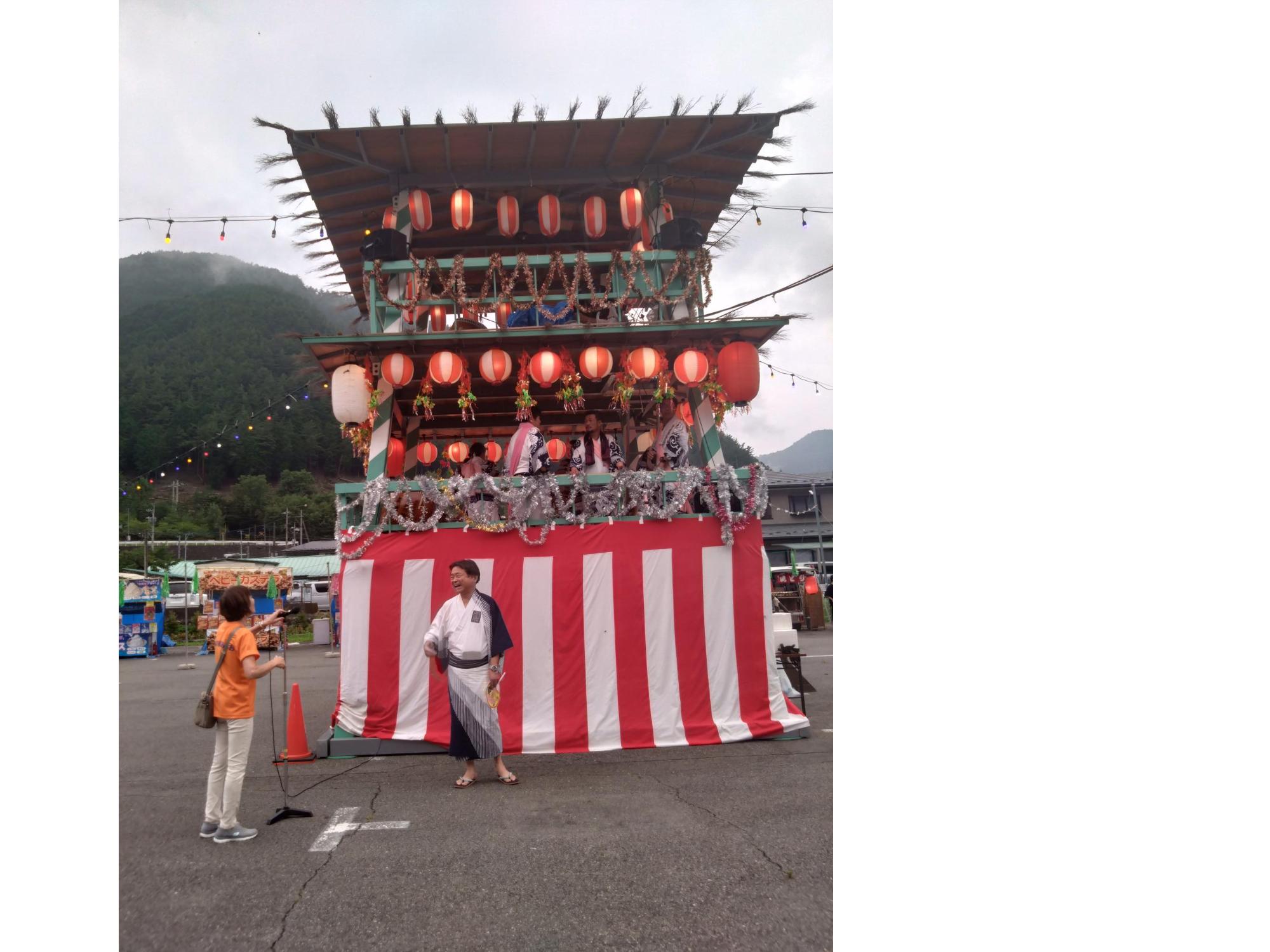 お祭りであいさつをする粉川市長
