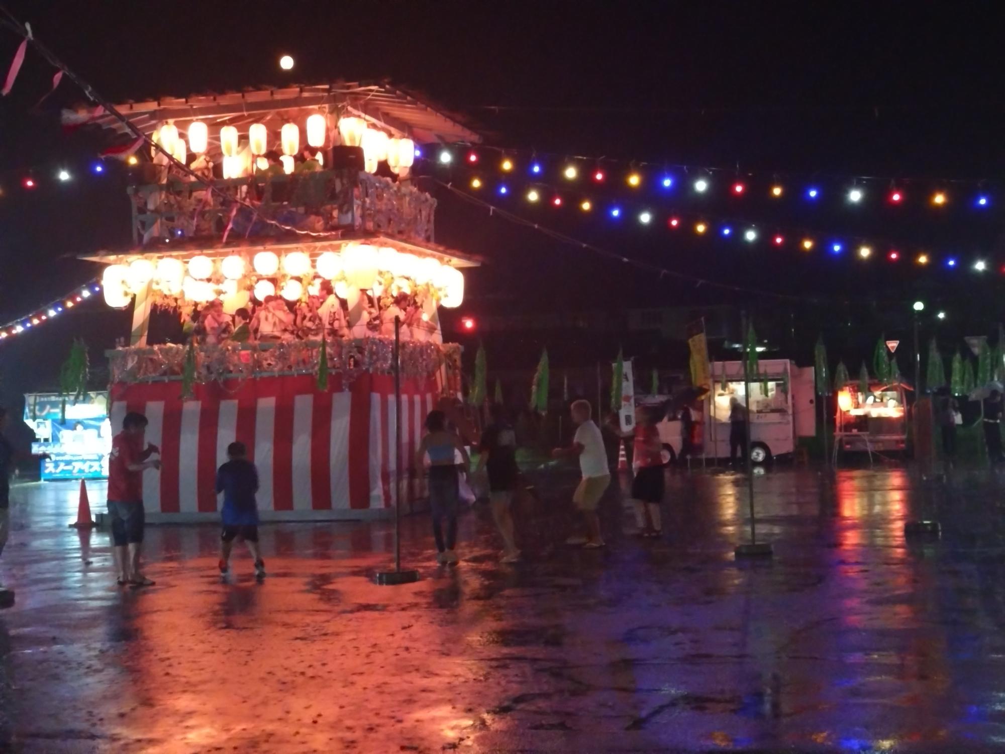 どしゃ降りの雨の中、元気いっぱいに踊っています