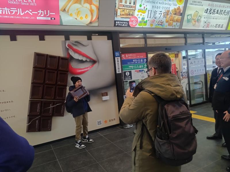 東部駅構内ちょこっと日光オブジェ前で外国人観光客が記念撮影