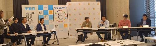 海外の企業の方とあいさつする市長