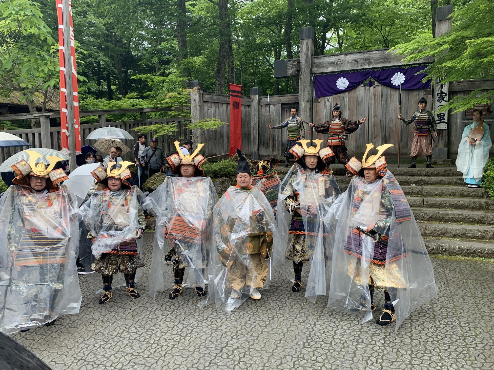 雨の中合羽を着る武将の皆さん