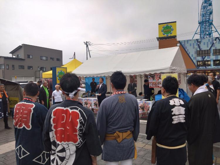 今市屋台まつりであいさつする市長