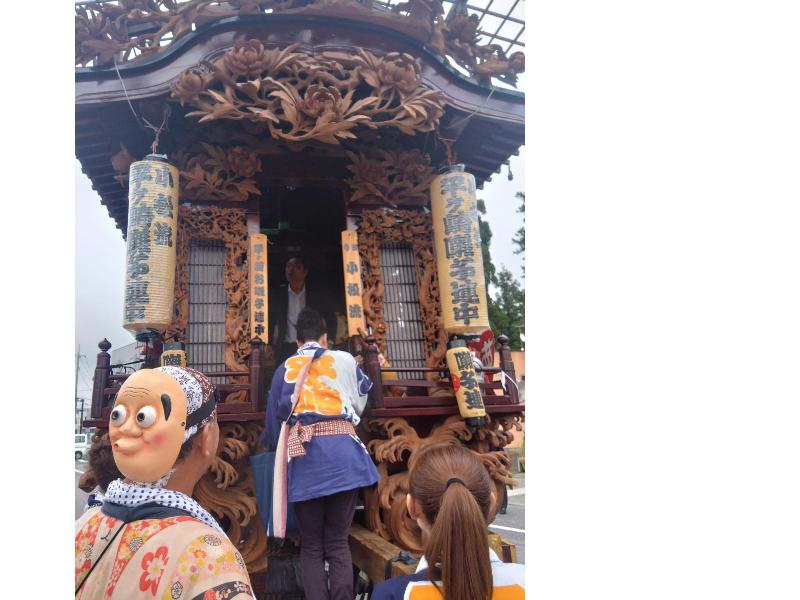 屋台に乗り込む市長