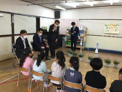 子どもたちに手をふる市長
