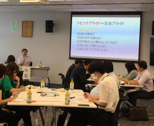 説明する粉川市長