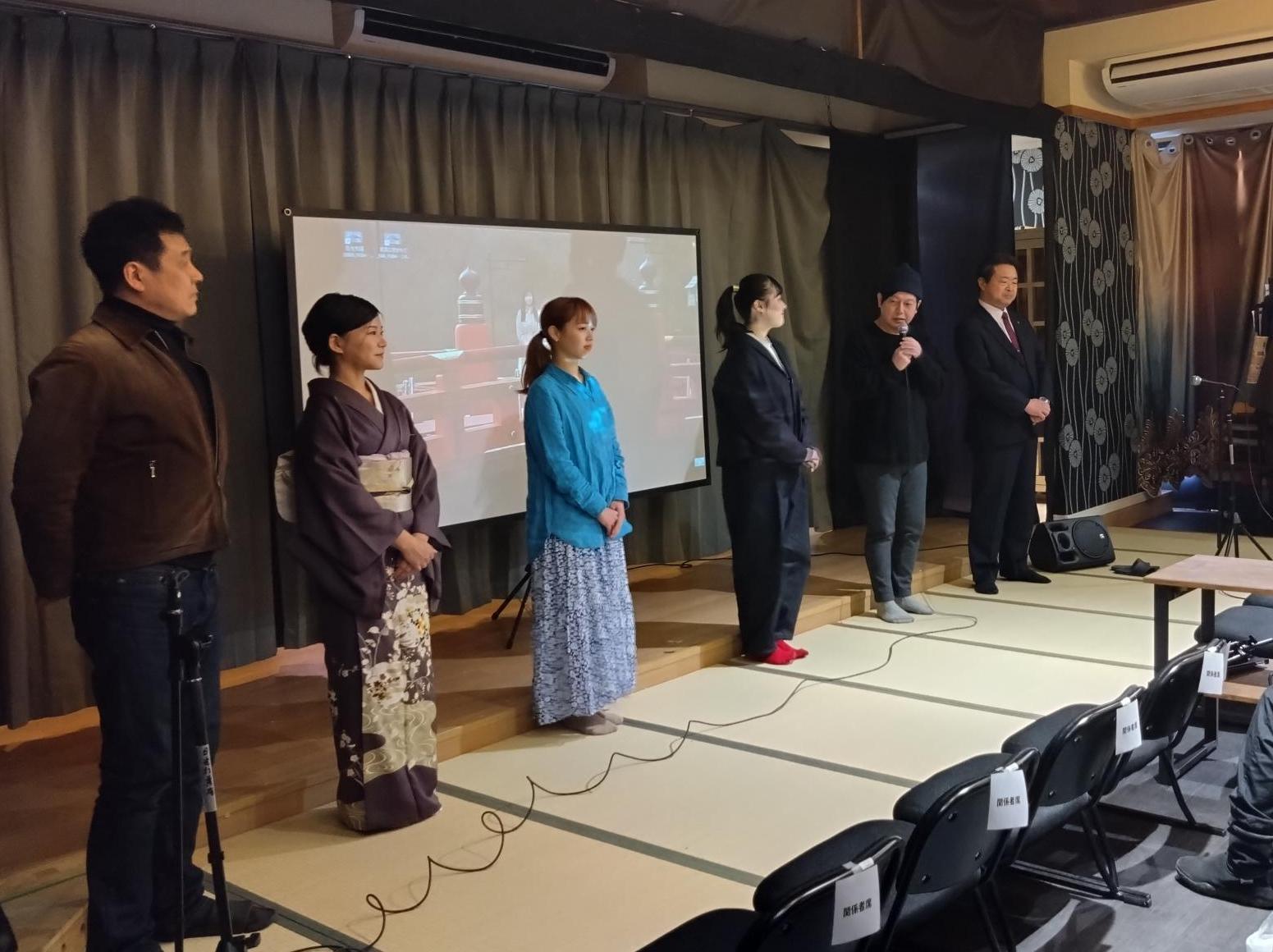 舞台挨拶をする市長