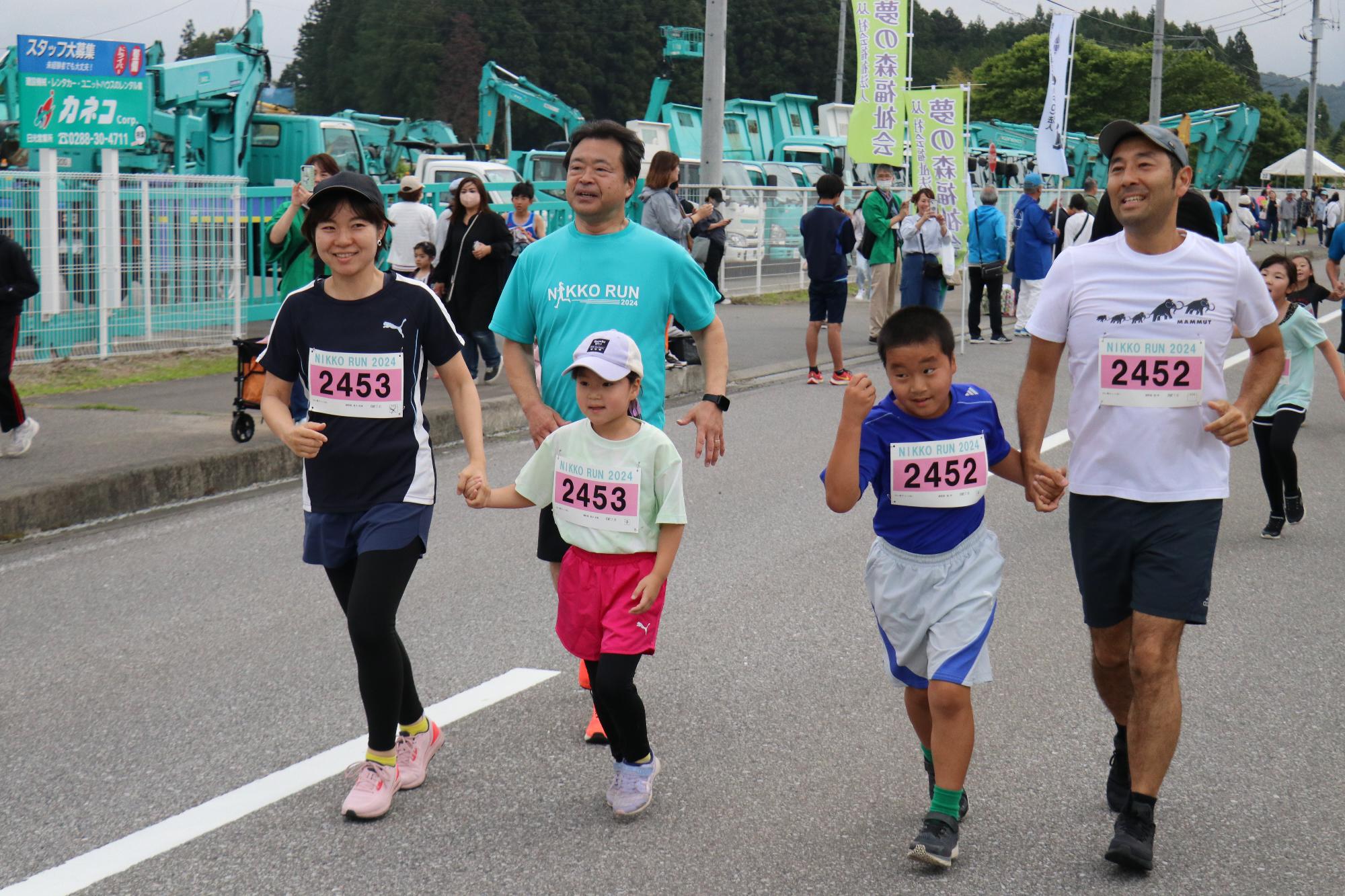 走る粉川市長