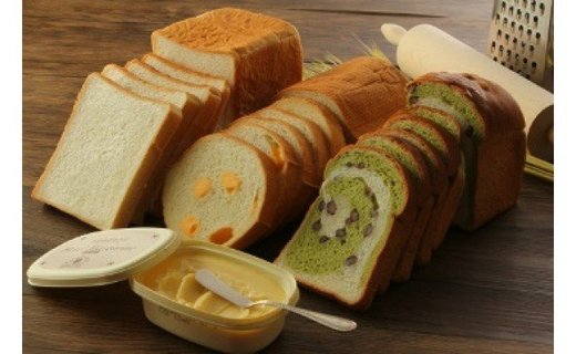 マーガリンと3種類のパンの写真