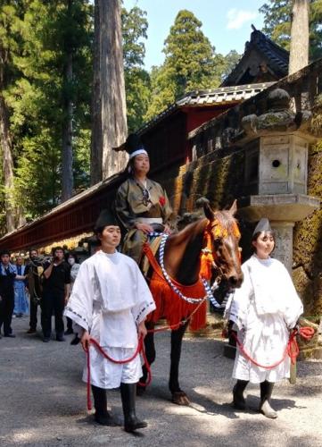 武士が馬に乗り、大勢の人達で賑わう東照宮春季大祭千人武者行列の様子の写真