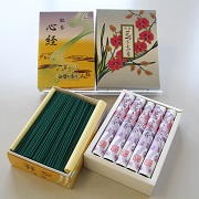 箱にそのまま入った線香と紙に包まれた線香の2箱が並べられた杉線香の写真