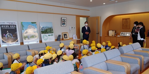 市長が立って挨拶をしているのを黄色い帽子をかぶった今市第三小学校の皆さんが座って聞いている様子の写真