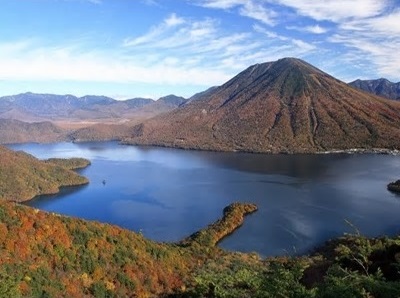 中禅寺湖の奥に山が見えている秋の風景写真