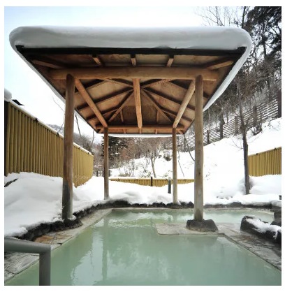 雪の積もった湯元板屋の露天風呂の写真