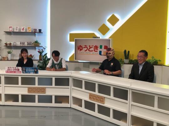 ゾンビのお面をかぶった市長が「ゆうどき」に出演した様子の写真