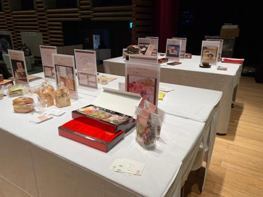 白いテーブルの上にCHOCOTTO NIKKOが商品を展示している写真