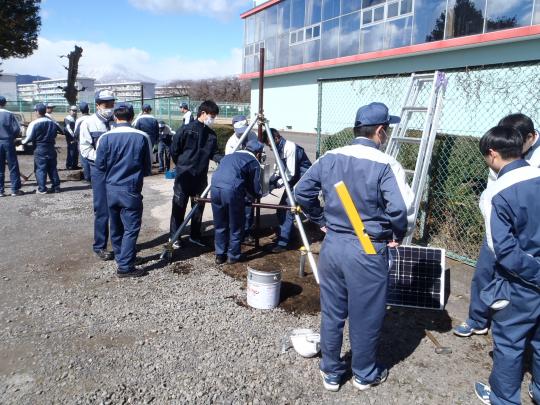 今市運動公園に穴を掘りLED街路灯を建てている生徒の写真