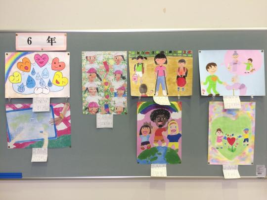 それぞれ思い思いに描かれている掲示板に展示された6年生の入賞作品7点の写真