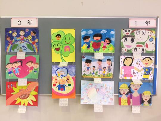それぞれ思い思いに描かれている掲示板に展示された1年生と2年生の入賞作品11点の写真