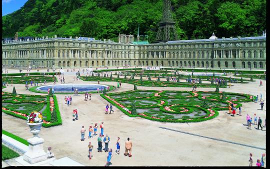 奥に宮殿があり、庭園に噴水、模様が描かれるように植えられた植木と東武ワールドスクウェア内に建てられたベルサイユ宮殿の写真