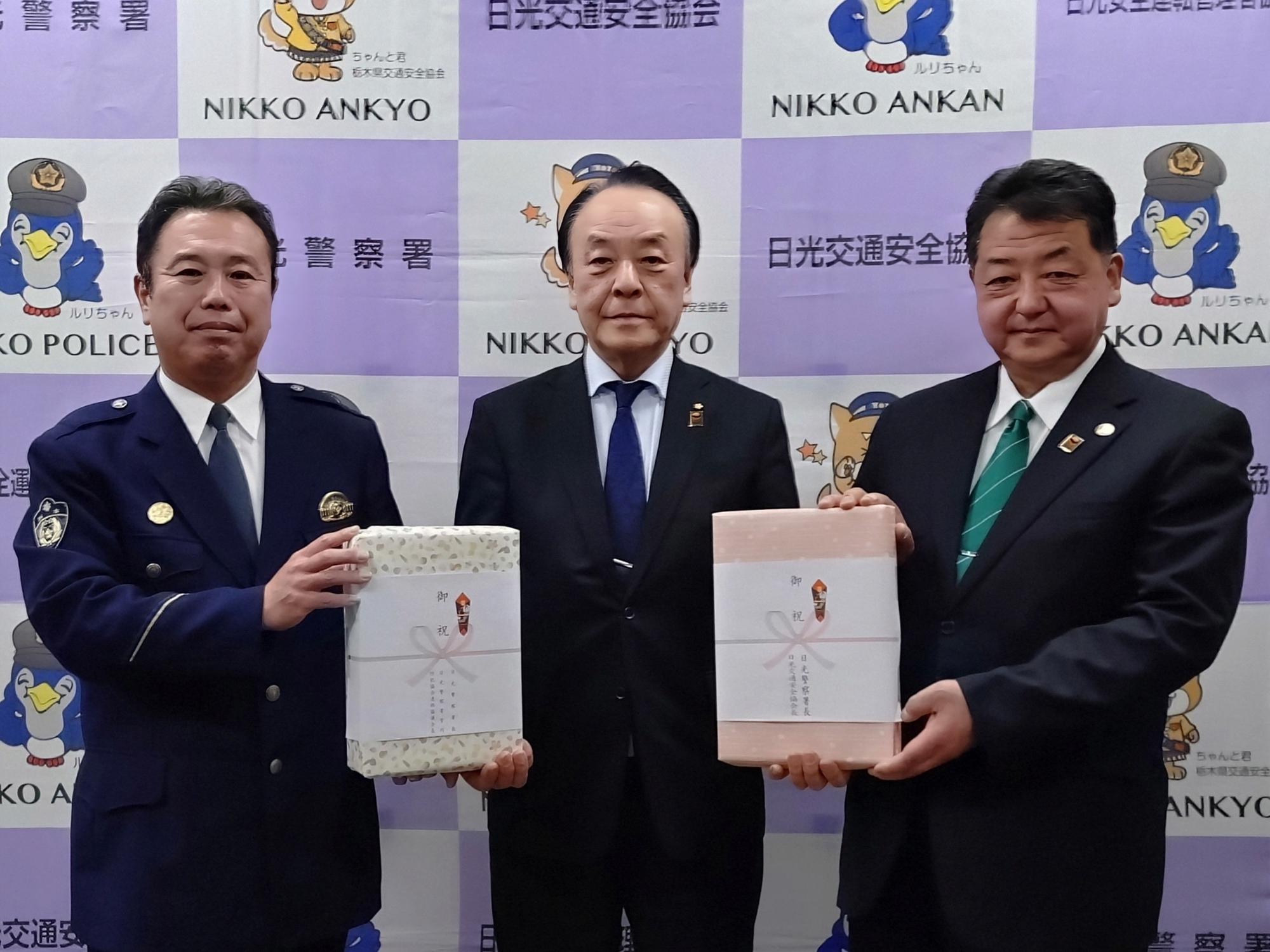 防犯グッズ・交通安全グッズを寄贈する様子