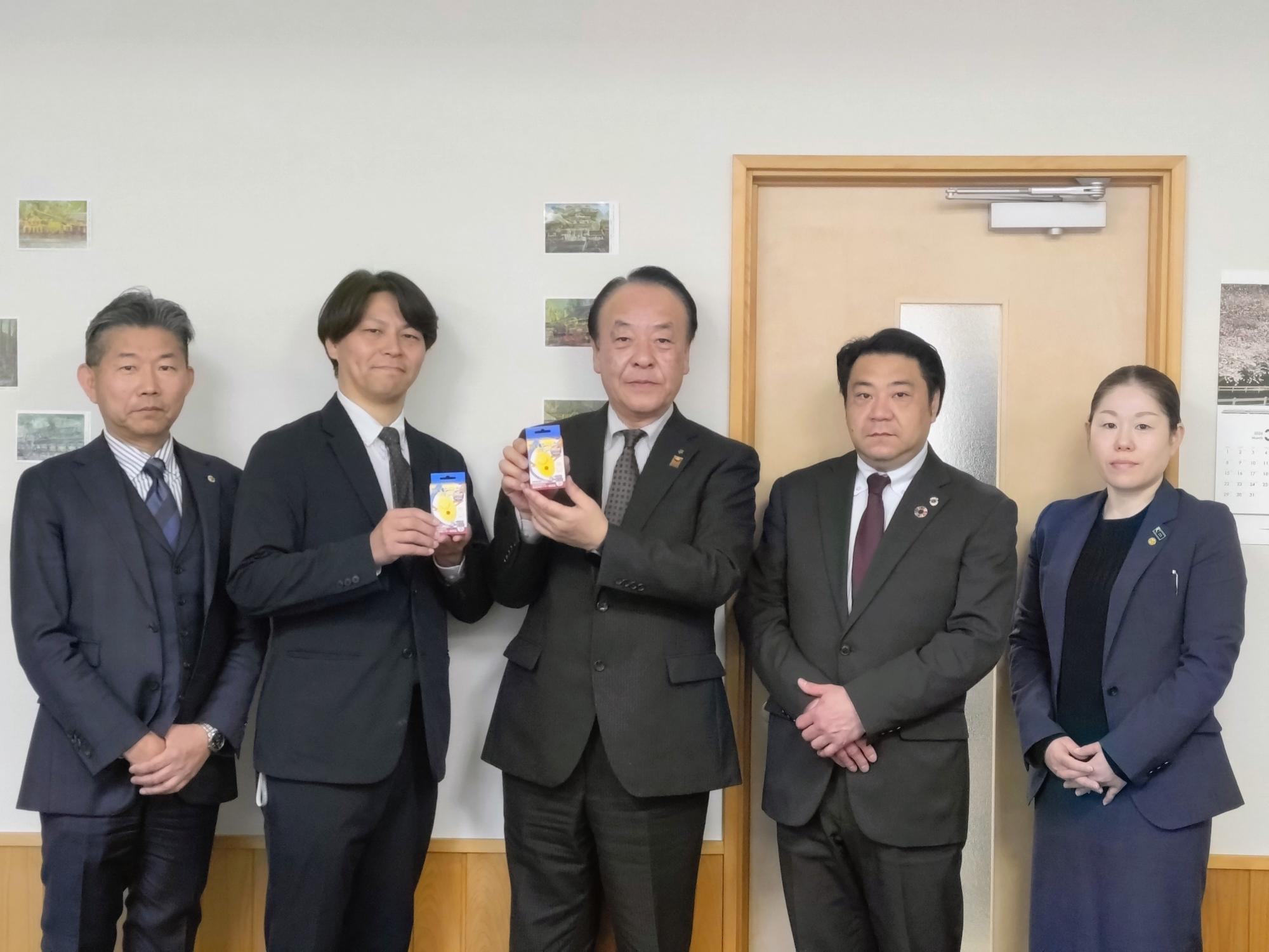 防犯ブザーを寄贈する様子
