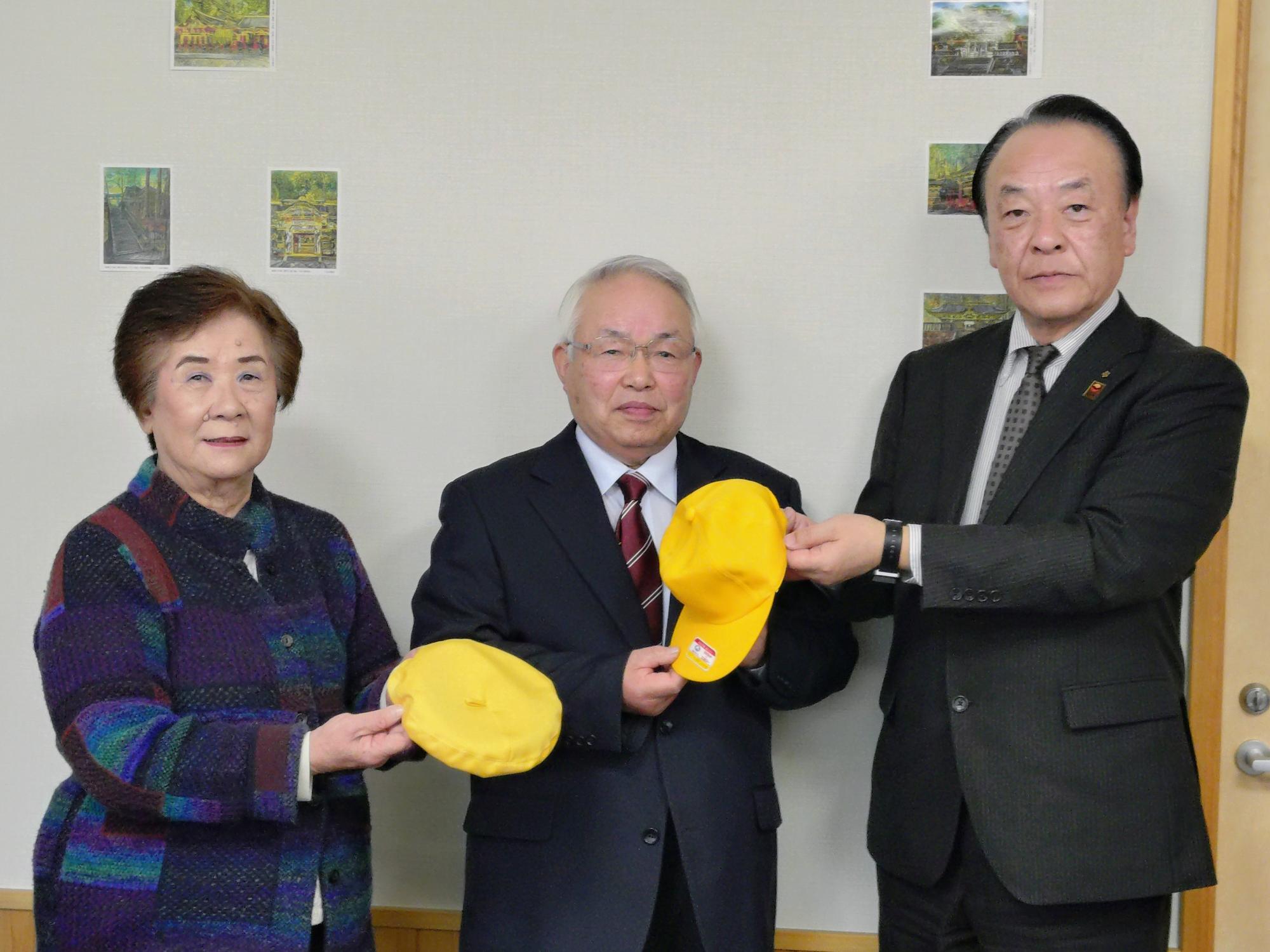 交通安全帽を寄贈する様子