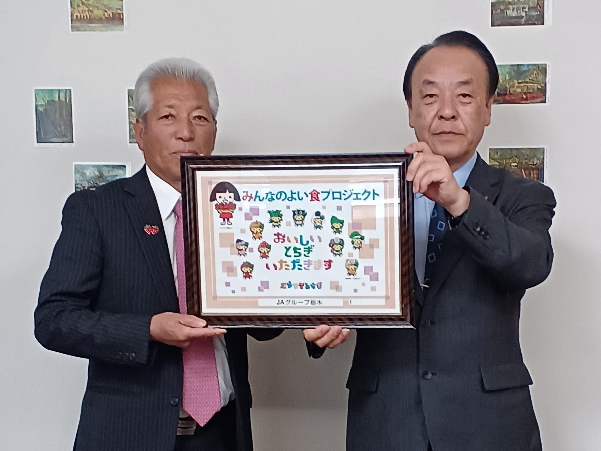 ランチョンマットを寄贈する様子