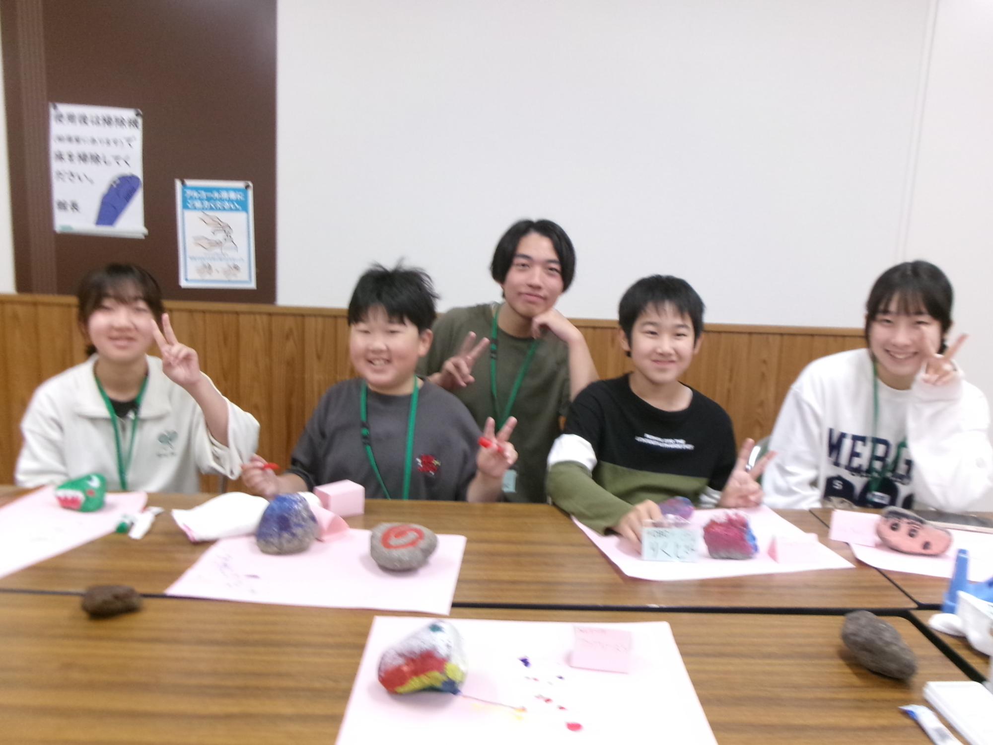 来賓受付で三人の女性が来賓者を待っている写真