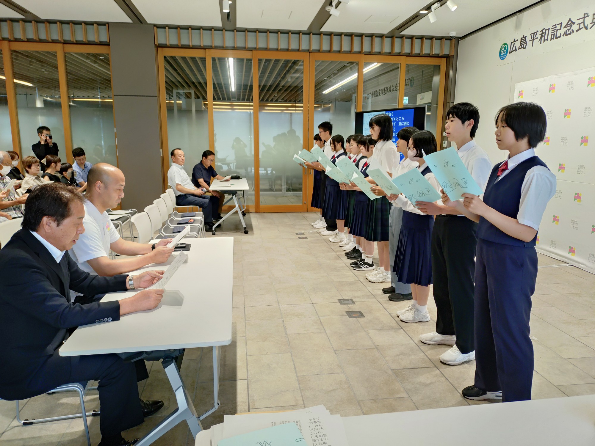 平和の歌を歌う様子