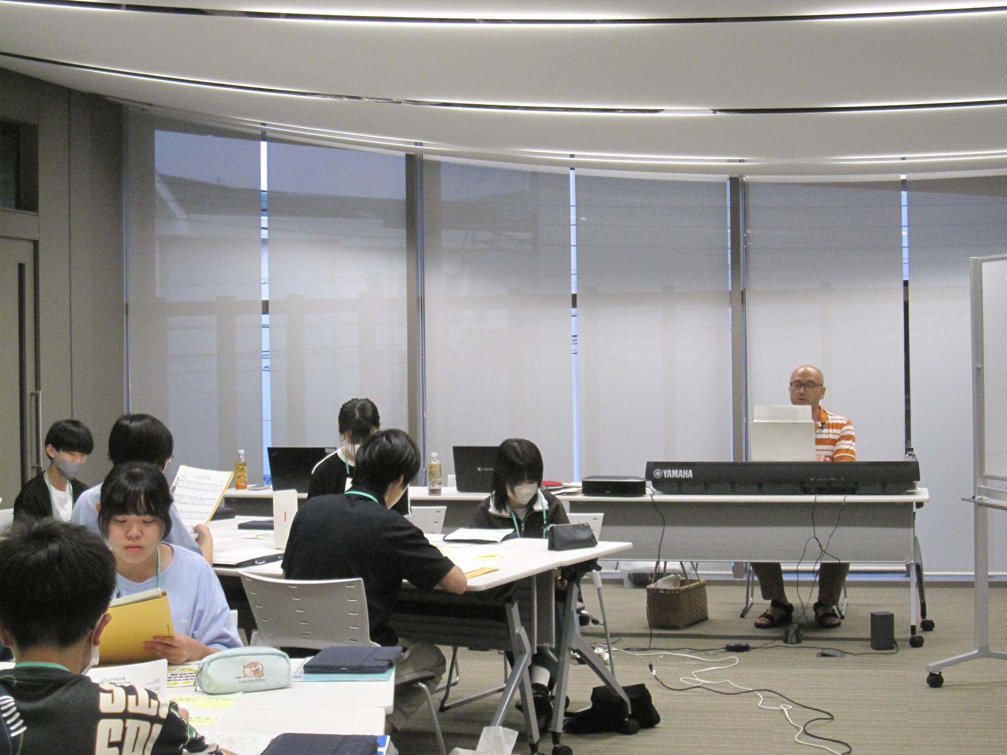 平和の歌を練習する様子