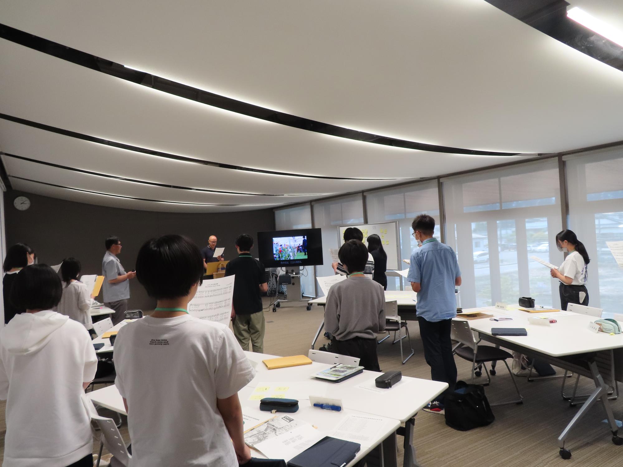 平和の歌を練習する様子