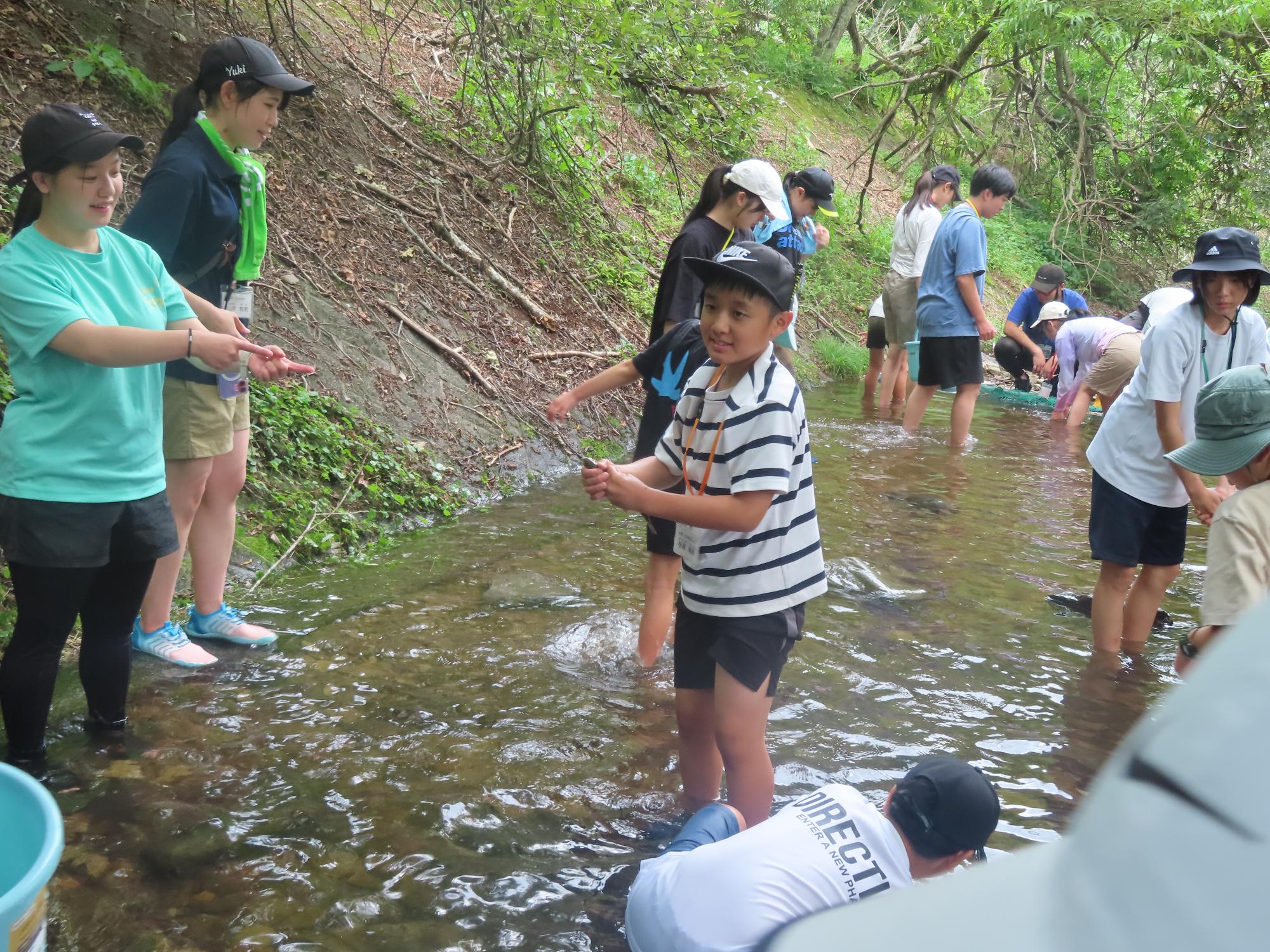 魚のつかみ取りをしている様子