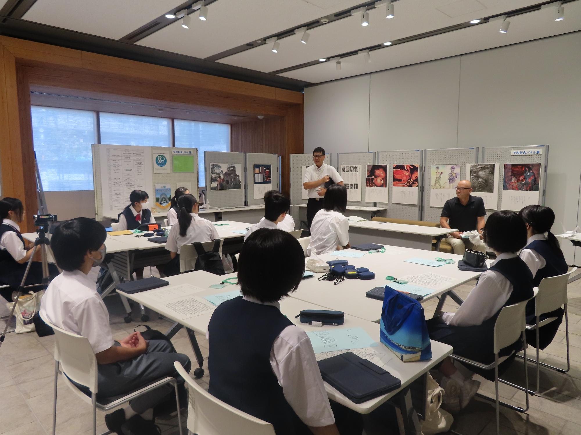 事後研修会で学習する様子