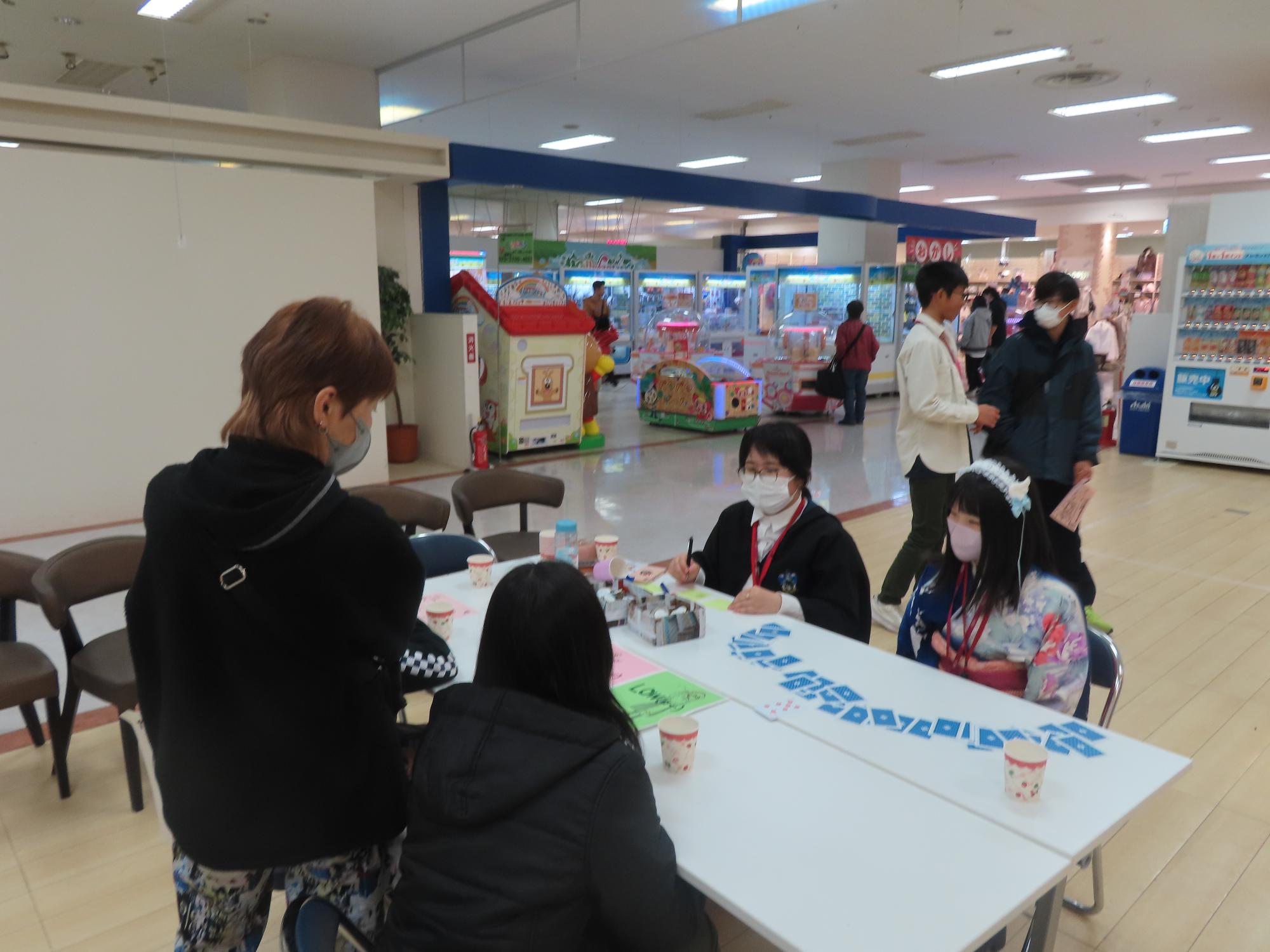 カードゲームをしている様子