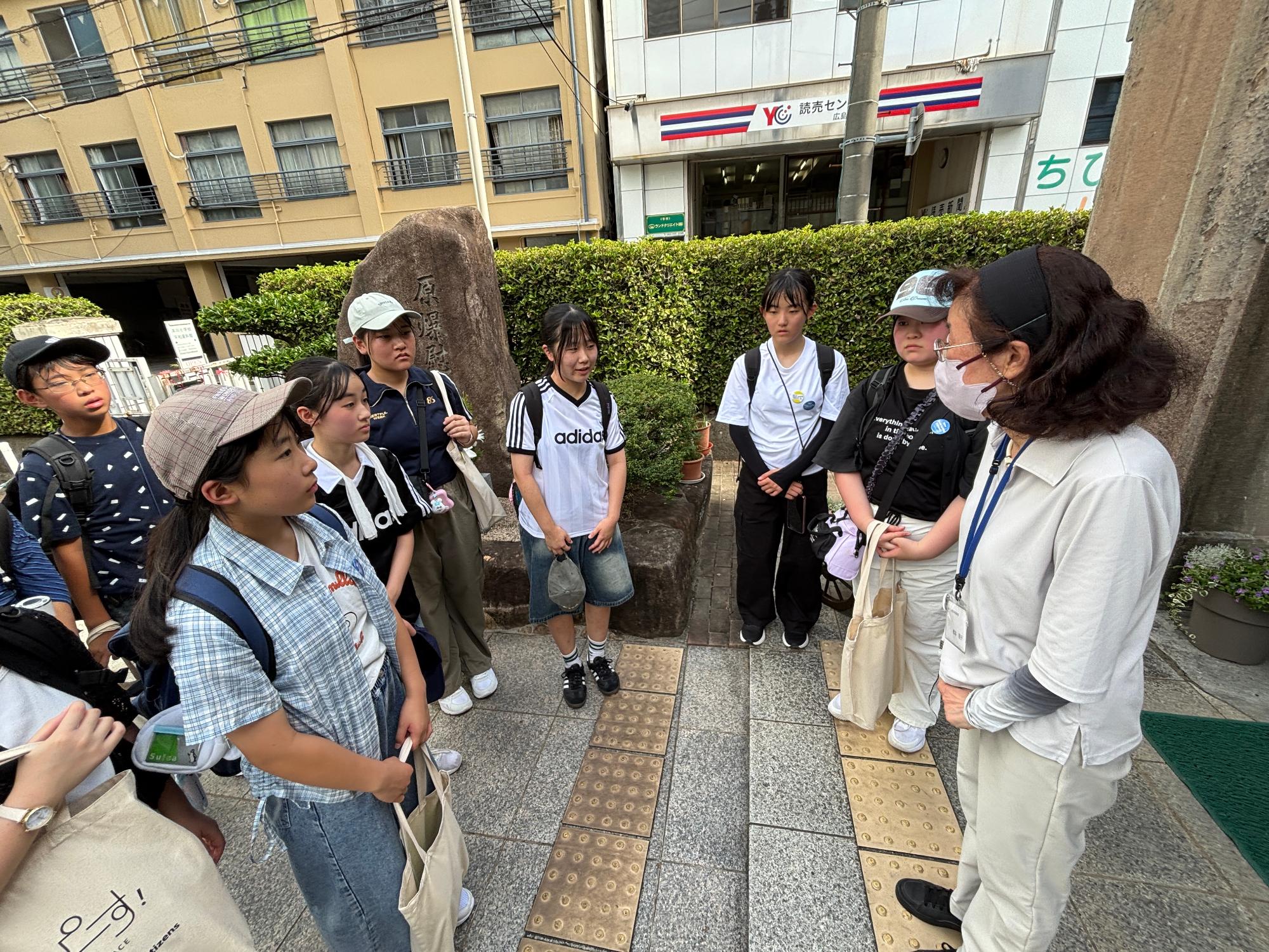 本川小学校平和資料館の見学の様子