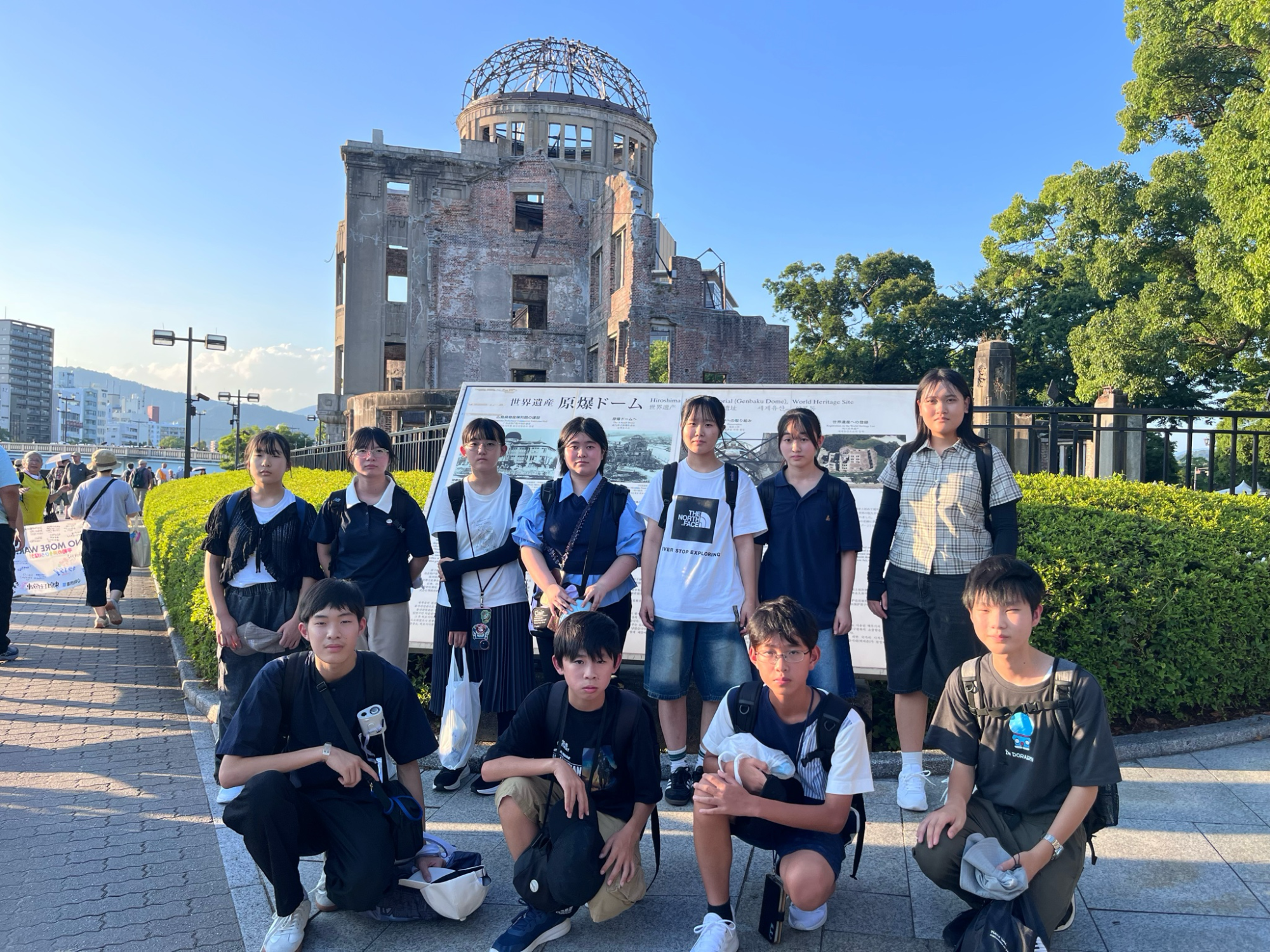 原爆ドーム前での集合写真