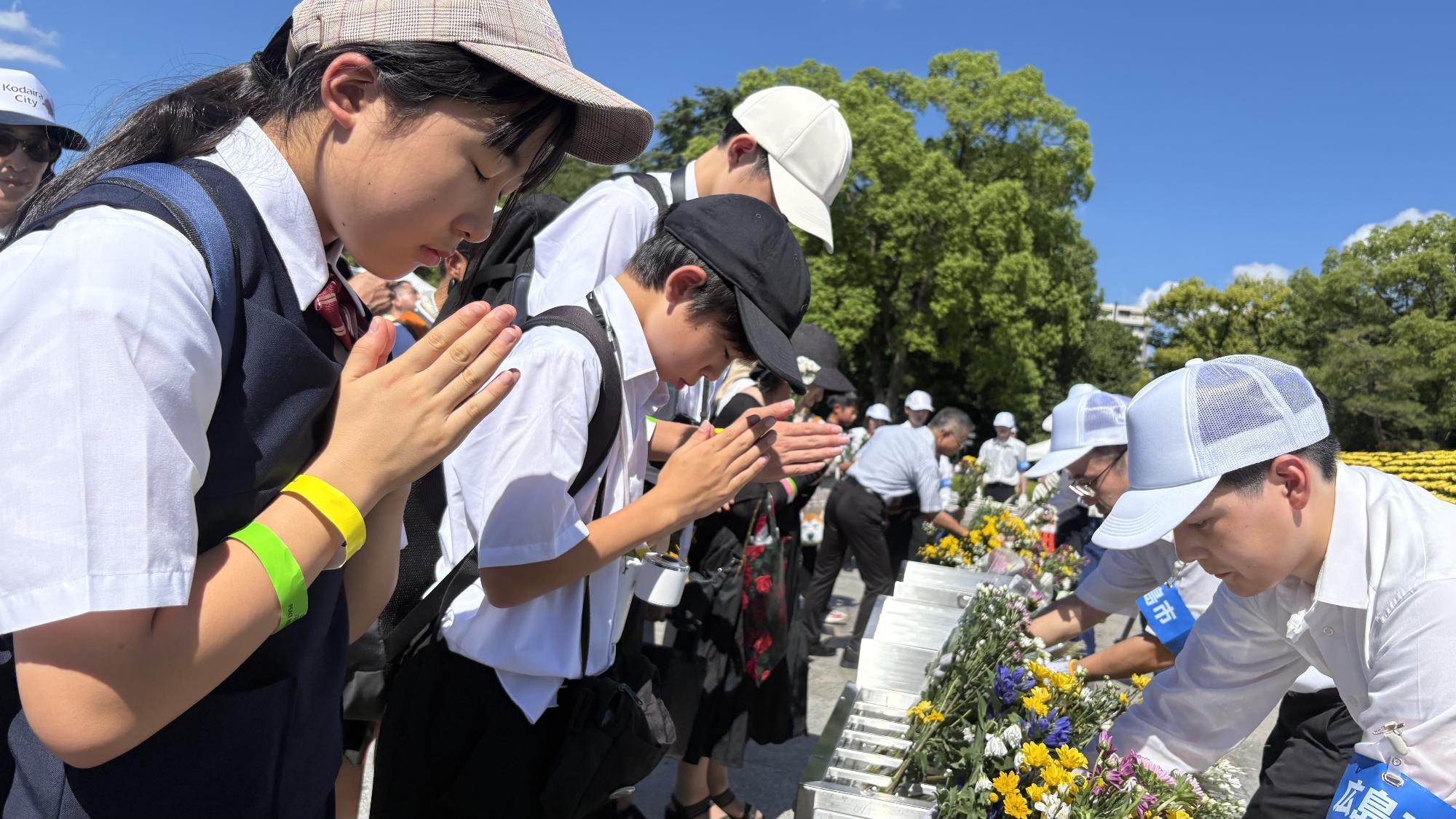 平和記念式典後の献花の様子