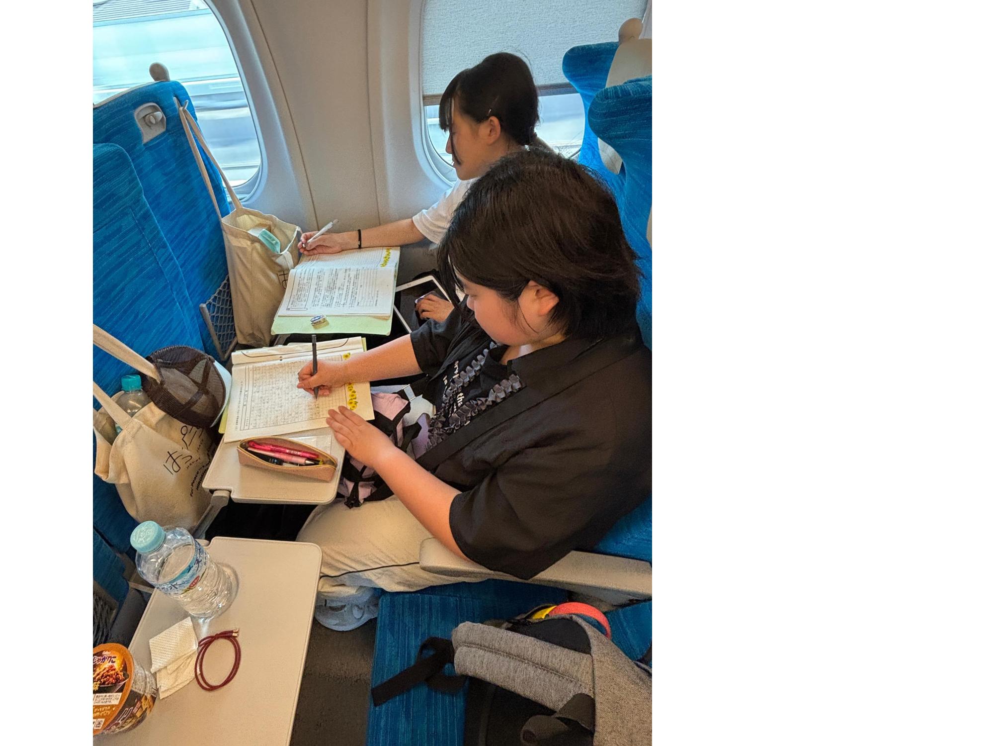 新幹線の中でのまとめ学習の様子