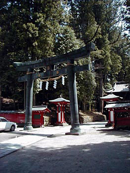 4つの紙垂が付いたしめ縄が鳥居の中央に取り付けられている二荒山神社鳥居を斜めから写した写真